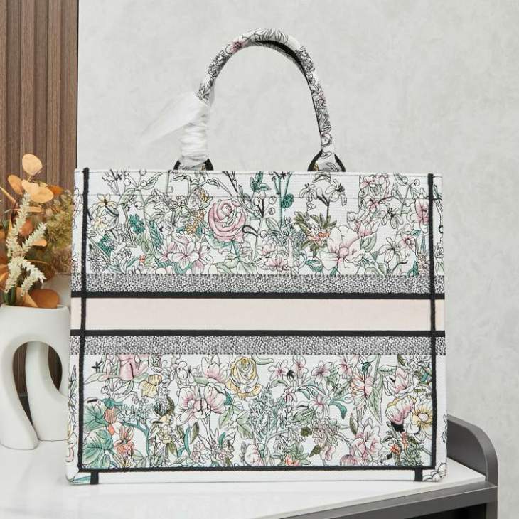 Picture of Dior Handbags _SKUfw239221758fw